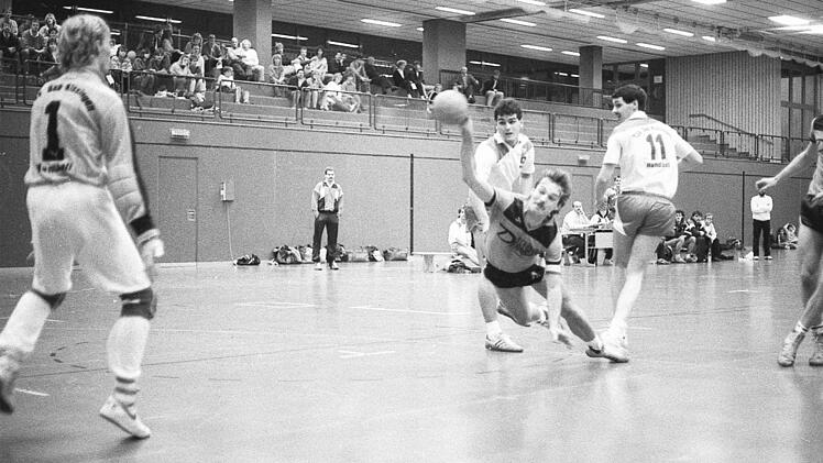 Mit 26:20 gewinnen die Herren des FC Bad Br&uuml;ckenau (dunkle Hosen) das Handball-Derby gegen den TSV Bad Kissingen.