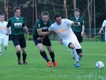 Alles im Griff hatten die Wiesauer nach einer Viertelstunde, wie hier Patrick Oppl zeigt, der den Spielertrainer der SG Roth-Main, Sven Dinkel, am Fortkommen hindert.  Foto: Peter A. Mularczyk