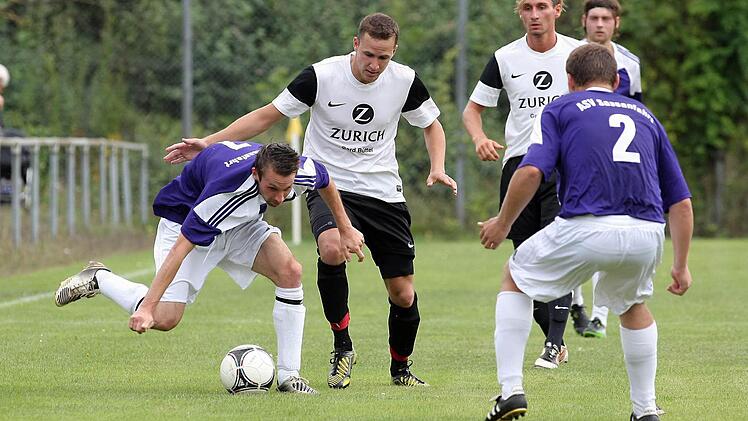 FSV Buttenheim ASV Sassanfahrt Der Sassanfahrter Christopher Hanke (links) behauptet den Ball gegen Buttenheims Fabian Lamm.   Foto: sportpress