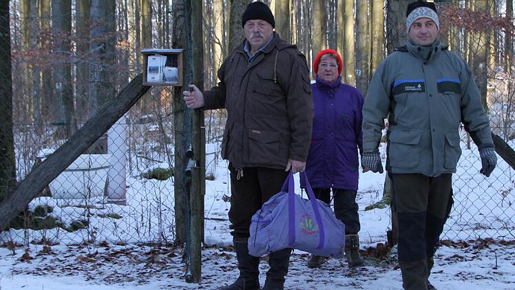 Weiter geht's zu einer Messstation, die auf einer freien Fläche aufgebaut ist. Dort sind keine Bäume im Weg, die die Messdaten beeinträchtigen. Foto: Ulrike Müller