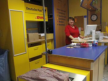 Die Postgeschäfte wickeln Gabriele Stroncik und ihre Kollegin ab. Foto: Josef Hofbauer
