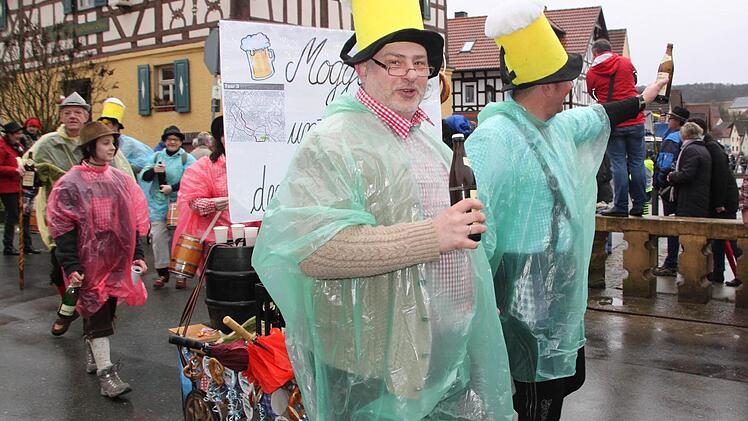 Wasserdichte Überwürfe mussten sein bei diesem Faschingszug, denn der Himmel hatte zeitweise seine Schleusen geöffnet. Foto: Matthias Einwag