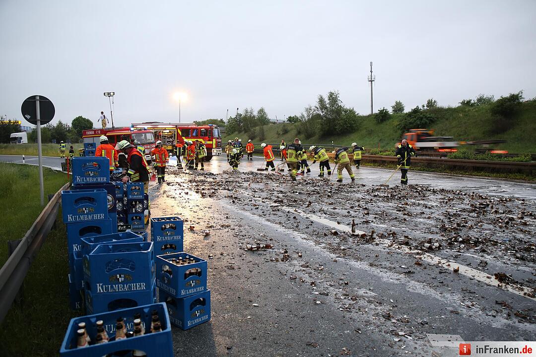 Ladungssicherung bei Getraenkelaster unzureichend - Lkw verliert etwa 200 Bierkaesten auf der Autobahn