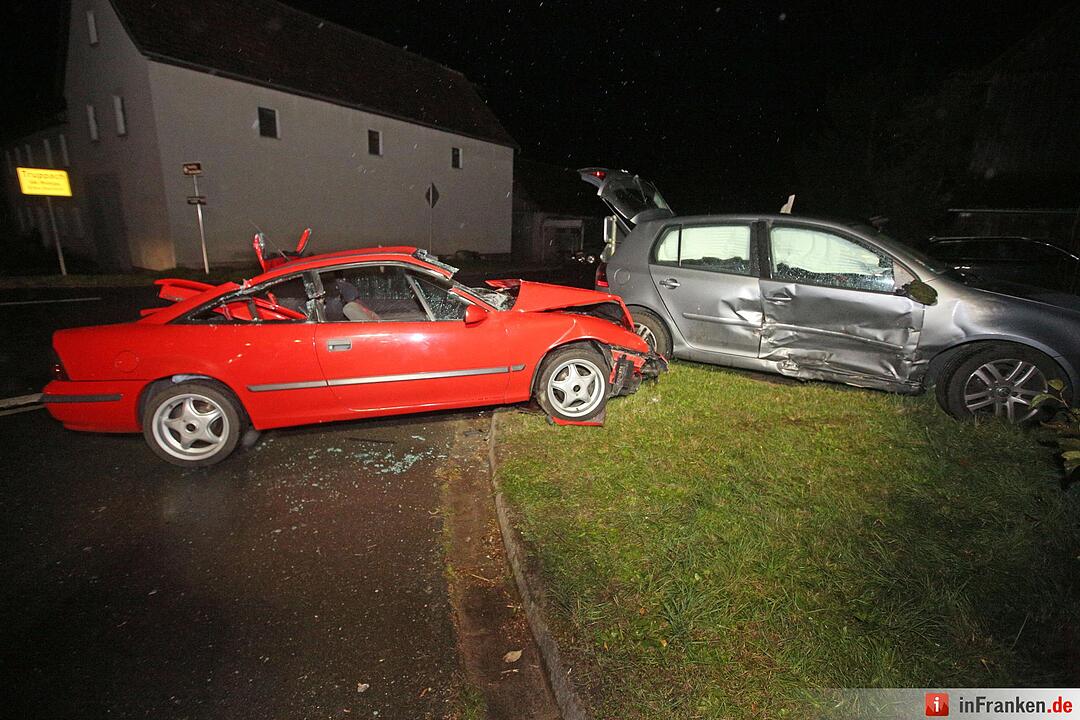 Feuerwehr muss Mitfahrer nach Vorfahrtsunfall befreien