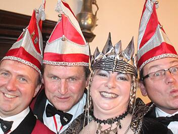 Die Staffelsteiner "Bat-Queen" (Margit Schnapp) und die Elferräte (von links) Jo Riemer, SKK-Präsident Matthias Graß und Kurznachrichten-Sprecher Michael Hess sorgten für viel Gelächter im gestürmten Staffelsteiner Rathaussaal. Foto: Matthias Einwag