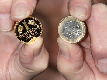 Zum Abschied der alten Währung wurde ein 1-DM-Stück in Gold herausgegeben. Die Münze, die damals 250 Mark kostete, war innerhalb kurzer Zeit ausverkauft. Heute wird sie um die 600 Euro gehandelt.  Foto: Jürgen Gärtner
