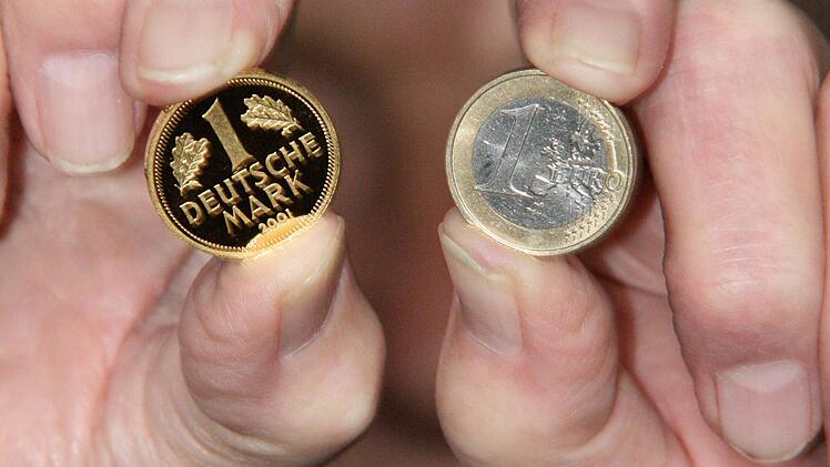 Zum Abschied der alten Währung wurde ein 1-DM-Stück in Gold herausgegeben. Die Münze, die damals 250 Mark kostete, war innerhalb kurzer Zeit ausverkauft. Heute wird sie um die 600 Euro gehandelt.  Foto: Jürgen Gärtner