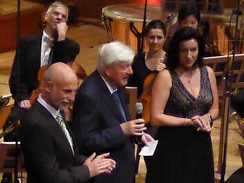 Offizieller Startschuss: Oberbürgermeister Kay Blankenburg, Schirmherr Hans Maier und Kuratoriumsvorsitzende Dorothee Bär eröffneten den Kissinger Sommer 2017. Foto: Ahnert