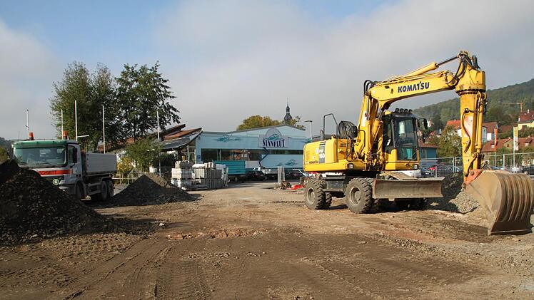Draußen vor der Sinnflut entsteht der neue Parkplatz, den die Stadtwerke gemeinsam mit Tegut bauen lassen. Foto: Ulrike Müller