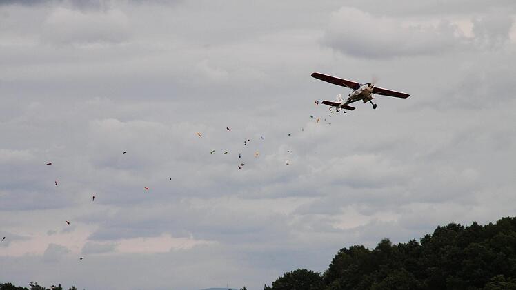 Die Bonbon-Bomber werfen ihre  süße Fracht ab. Foto: Stephan Stöckel.