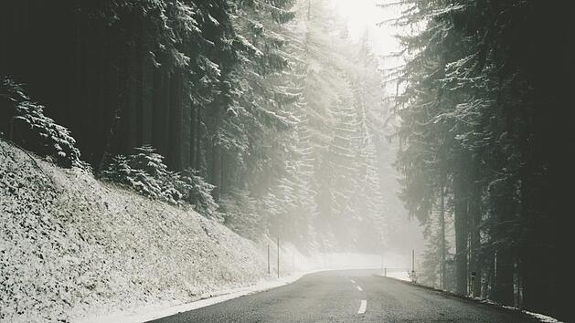 Zu Beginn der neuen Woche wird es in Bayern winterlich. Symbolfoto: unsplash.com/Daniel Kainz