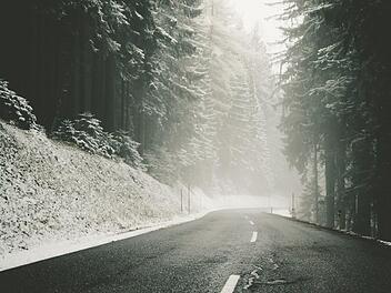 Zu Beginn der neuen Woche wird es in Bayern winterlich. Symbolfoto: unsplash.com/Daniel Kainz