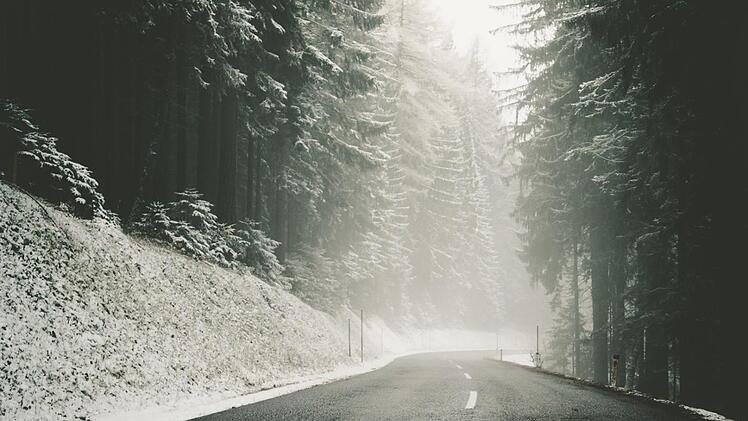 Zu Beginn der neuen Woche wird es in Bayern winterlich. Symbolfoto: unsplash.com/Daniel Kainz