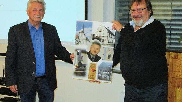 Die derzeitige Situation erlaubte nur einen kleinen, internen Dank. Dem scheidenden Bürgermeister Peter Hart (l.) übergab sein Stellvertreter Manfred Öftring (r.) mit dem Dank des Gemeinderats eine Foto-Collage.  Fotos: Winfried Ehling