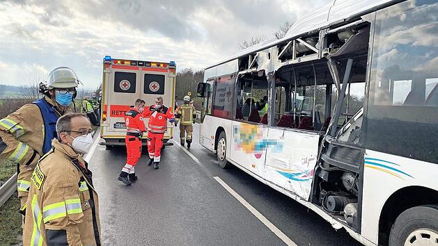 Schwer besch&auml;digt blieb der Bus nach dem Zusammenprall stehen. Mehrere gro&szlig;e Seitenscheiben und Teile der Verkleidung wurden zerst&ouml;rt.