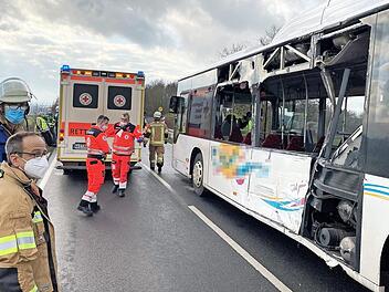 Schwer beschädigt blieb der Bus nach dem Zusammenprall stehen. Mehrere große Seitenscheiben und Teile der Verkleidung wurden zerstört.