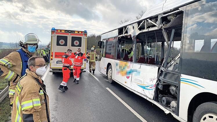 Schwer beschädigt blieb der Bus nach dem Zusammenprall stehen. Mehrere große Seitenscheiben und Teile der Verkleidung wurden zerstört.