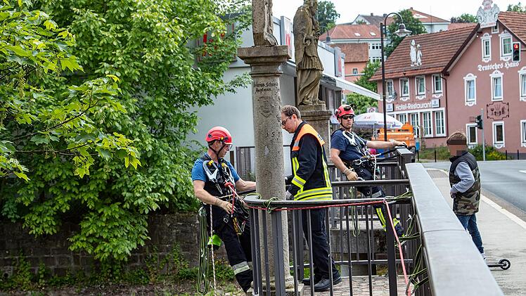 Drei Tage lang &uuml;bten die Freiwillige Feuerwehr Bad Br&uuml;ckenau, sich bei Eins&auml;tzen zu sichern. Foto: Sebastian Gerr