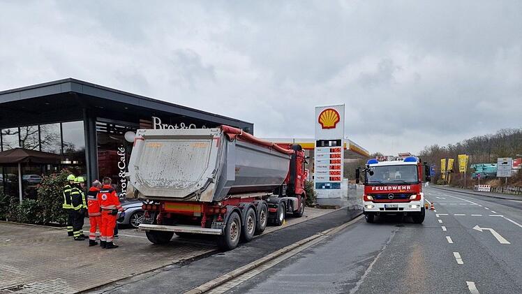 Würzburg: Spektakulärer Unfall in Kist - Lkw knallt vor Bäckerei in drei Autos - "verlor Kontrolle"