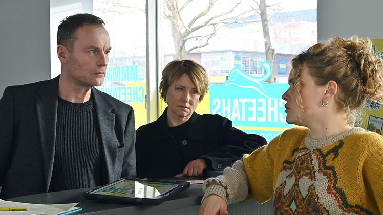 Robert Karow (Mark Waschke) und Susanne Bonard (Corinna Harfouch) finden bei der Fahrradkurier-Einsatzplanerin (Leonie Krieg) wenig Empathie für die Fahrer. Es ist ein im wahrsten Sinne des Wortes "schnelles" Geschäft mit wenig Rücksicht auf die Fahrer.