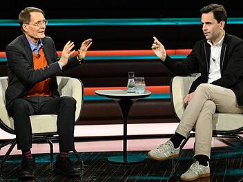 Am Dienstagabend stritten SPD-Politiker Karl Lauterbach (links) und der Chef der Jungen Union, Johannes Winkel, um das geplante Rentenpaket der Regierung.