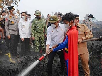 Waldbr&auml;nde in Indonesien: Jugendlicher k&auml;mpft als Superman gegen Feuer
