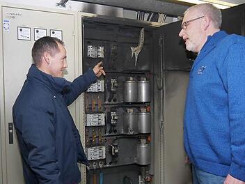 Da ist er, der Übeltäter: Marco Höhn und Armin Münzenberger (rechts) besichtigen den Schaltschrank, in dem am Sonntag ein Schmorbrand ausgebrochen ist. Münzenberger geht von deutlich unter 50.000 Euro Schaden aus. Foto: Berthold Köhler
