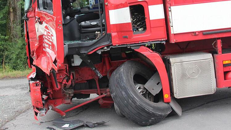 Der Lastwagen des Unfallverursachers wurde im vorderen Bereich beschädigt.
