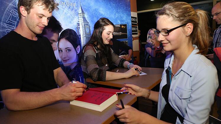 Nach der Vorstellung gaben die Stars Autogramme und beantworteten Zuschauerfragen - Maria Ehrich und Jannis Niewöhner. Fotos: Barbara Herbst