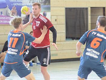 Gegen Roßtal im Molten-Cup unterlagen Philipp Wolf (mit Ball) und die TSH. Beim OGE wollen sie aber punkten.  Foto: herzopress