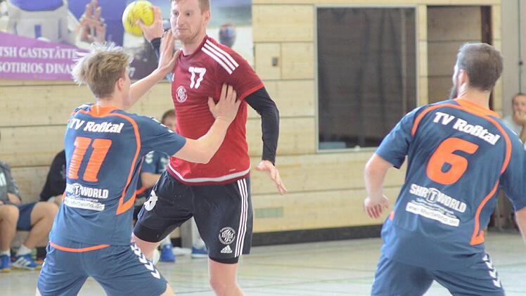 Gegen Roßtal im Molten-Cup unterlagen Philipp Wolf (mit Ball) und die TSH. Beim OGE wollen sie aber punkten.  Foto: herzopress