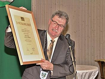 Stolz zeigte Bürgermeister Helmut Dietz die Urkunde, welche die Gemeinde für die Gestaltung ihres Friedhofes in Memmelsdorf erhalten hat. Foto: Helmut Will