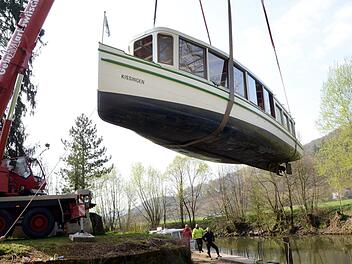 Nach einem kurzen "Höhenflug" sind die Kissinger Dampferle wieder im Wasser. Voraussichtlich in der Osterwoche beginnt der reguläre Fahrbetrieb zwischen Rosengarten und Oberer Saline.  Foto: Peter Rauch