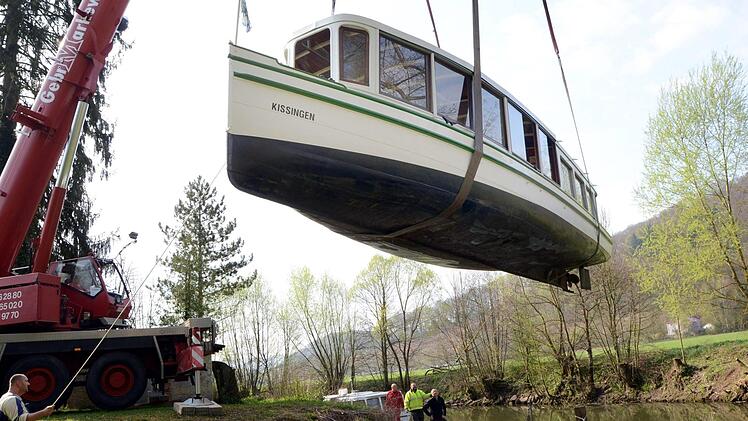 Nach einem kurzen "Höhenflug" sind die Kissinger Dampferle wieder im Wasser. Voraussichtlich in der Osterwoche beginnt der reguläre Fahrbetrieb zwischen Rosengarten und Oberer Saline.  Foto: Peter Rauch