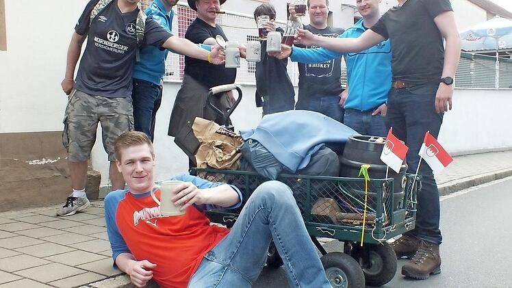 Das Bier darf beim Vatertags-Ausflug nicht ausgehen. Foto: M. Welker