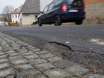Der Zustand der Ortsdurchfahrt von Gauaschach wird von Jahr zu Jahr nicht besser.Foto: Archiv/Arkadius Guzy