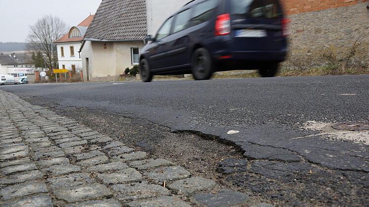 Der Zustand der Ortsdurchfahrt von Gauaschach wird von Jahr zu Jahr nicht besser.Foto: Archiv/Arkadius Guzy