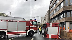 Feuerwehrwagen auf Einsatzfahrt verungl&uuml;ckt
