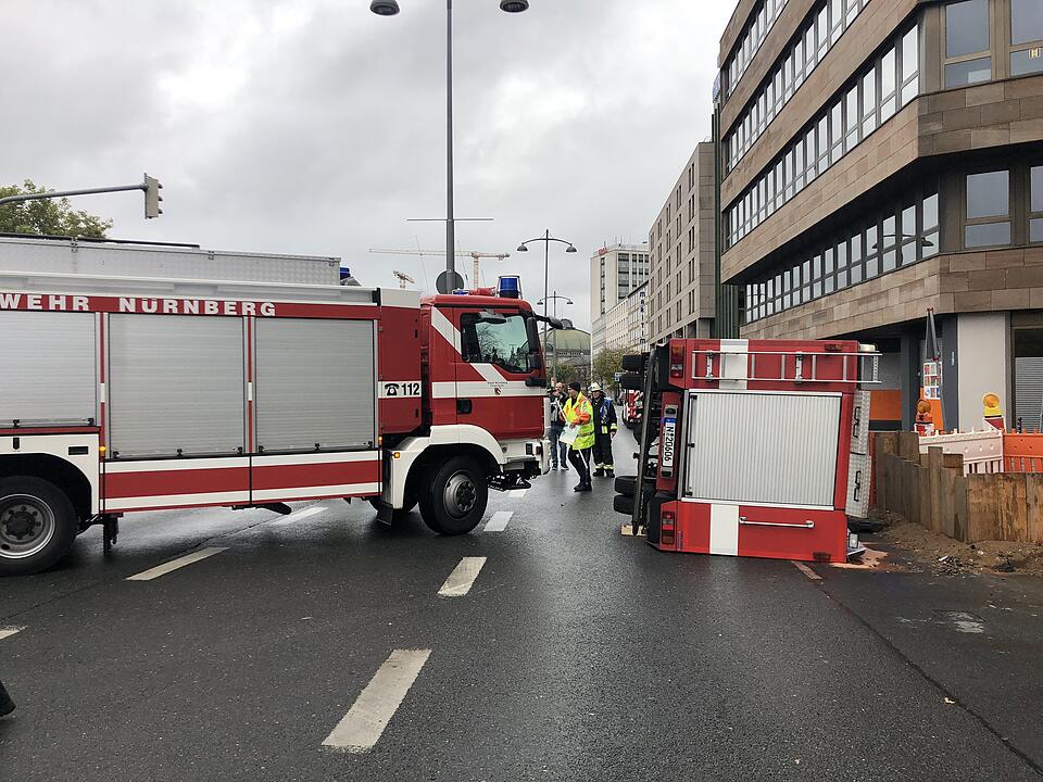 Feuerwehrwagen auf Einsatzfahrt verunglückt