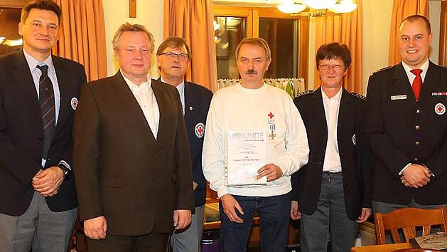 Von links: stellv. BRK-Kreisgeschäftsführer Michael Ruthrof, Bürgermeister Manfred Deinlein, 1. stellv. BRK-Vorsitzender Klaus Schulz, Johann Meißner (40 Jahre), BRK-Bereitschaftsleiterin Maria Baum und BRK-Kreisbereitschaftsleiter Michael Hörmann Foto: p