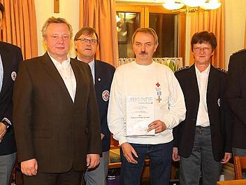 Von links: stellv. BRK-Kreisgeschäftsführer Michael Ruthrof, Bürgermeister Manfred Deinlein, 1. stellv. BRK-Vorsitzender Klaus Schulz, Johann Meißner (40 Jahre), BRK-Bereitschaftsleiterin Maria Baum und BRK-Kreisbereitschaftsleiter Michael Hörmann Foto: p