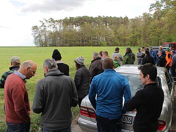 Zahlreiche Landwirte lie&szlig;en sich die Dammkultur vor Ort erkl&auml;ren.    Foto: Yannick Hupfer