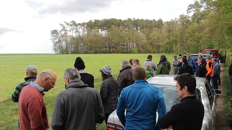 Zahlreiche Landwirte lie&szlig;en sich die Dammkultur vor Ort erkl&auml;ren.    Foto: Yannick Hupfer
