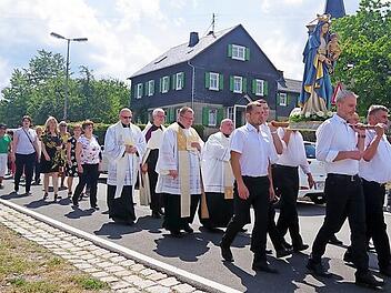 In der beeindruckenden Prozession wurde die Skapuliermadonna durch Lahm getragen. Fotos: Heike Schülein