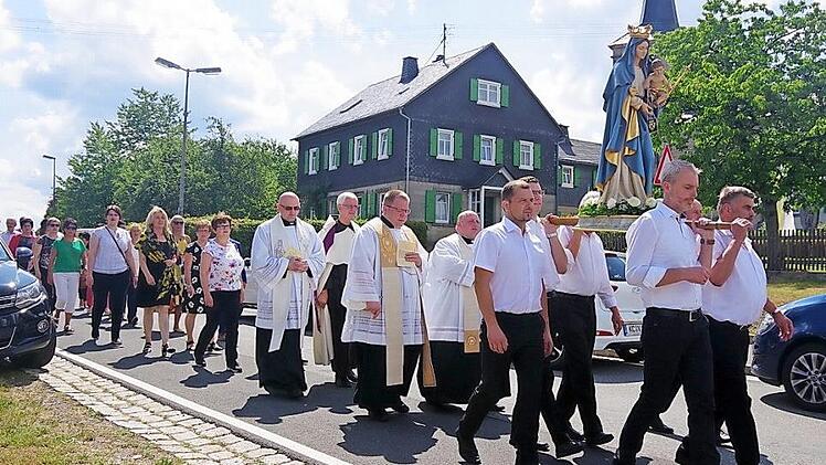 In der beeindruckenden Prozession wurde die Skapuliermadonna durch Lahm getragen. Fotos: Heike Schülein