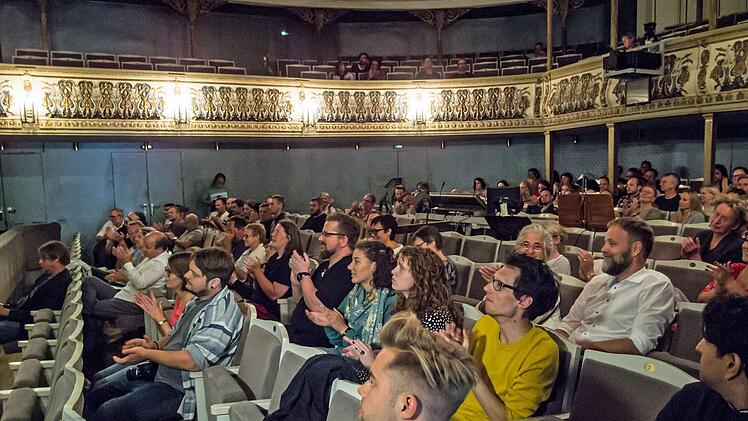 Ensemblebegrüßung im Landestheater Coburg durch Intendant Bernhard F. logesFoto: Jochen Berger