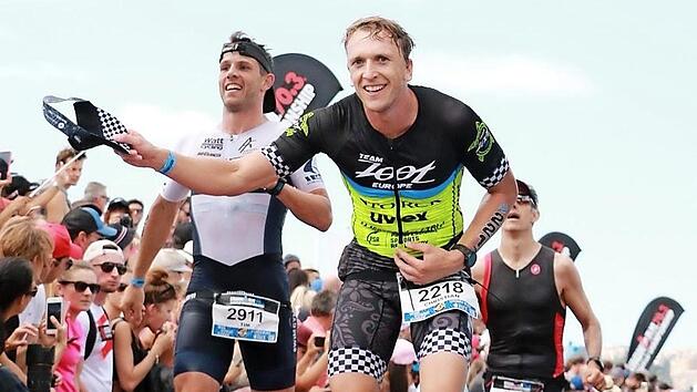 Pech hatte Triathlet Christian Birke bei der Mitteldistanz-WM in Nizza: Zwei Raddefekte warfen den Bischwinder weit zur&uuml;ck. Dass er sich &uuml;berhaupt die Finisher-Medaille umh&auml;ngen konnte und das von vielen St&uuml;rzen &uuml;berschattete Rennen verletzungsfrei &uuml;berstand, wertete der 35-J&auml;hrige als Erfolg. Jetzt richtet sich sein Fokus voll auf Hawaii. Foto: privat