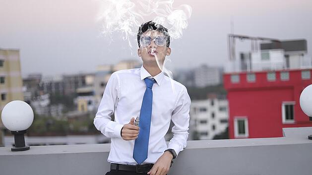 Sch&uuml;ler und Lehrer d&uuml;rfen an ihrer Schule nicht mehr rauchen, aber was ist mit dem Umfeld?