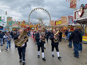 O'zapft is! Das Frühlingsfest am Dutzendteich beginnt