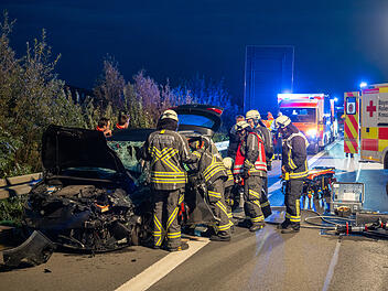 Geisterfahrer-Unfall auf A70: Feuerwehr schildert schwierige Bergung Geisterfahrer-Unfall auf A70: Feuerwehr schildert schwierige Bergung
